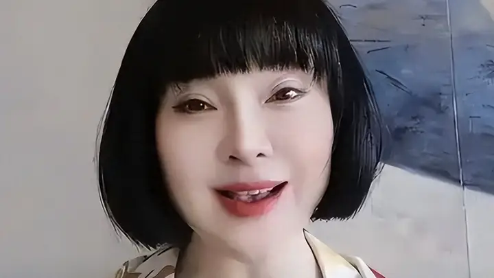 当年唱《常回家看看》爆火的她，历经12亿财产官司后如今怎样？看2026全家福尽显反差！