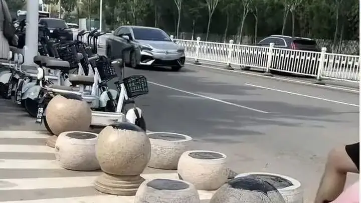 日照一海水浴场隔离石墩遭恶意涂沥青，暑期旅游高峰现场清理已完成涉事游客沟通妥当