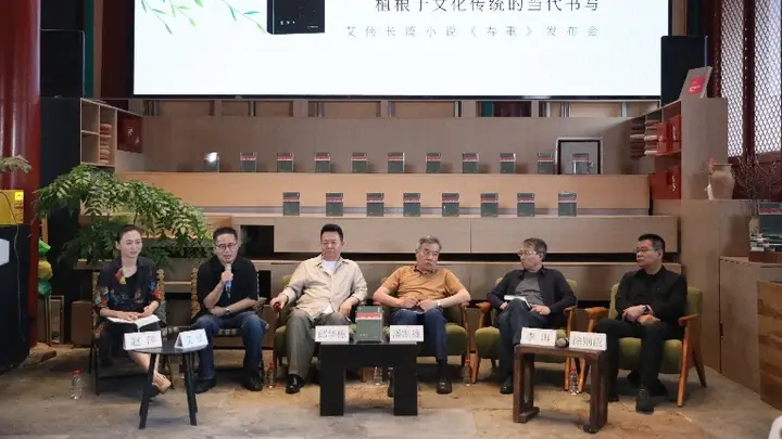 春歌》解码：艾伟以梨园旧案与白蛇戏文，串起家族变迁与人心归处的生命答卷