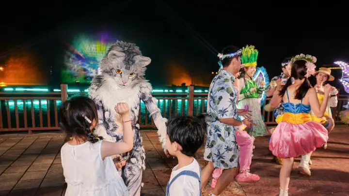 中国景区竞相开暑期夜场 拉动“八小时外”消费