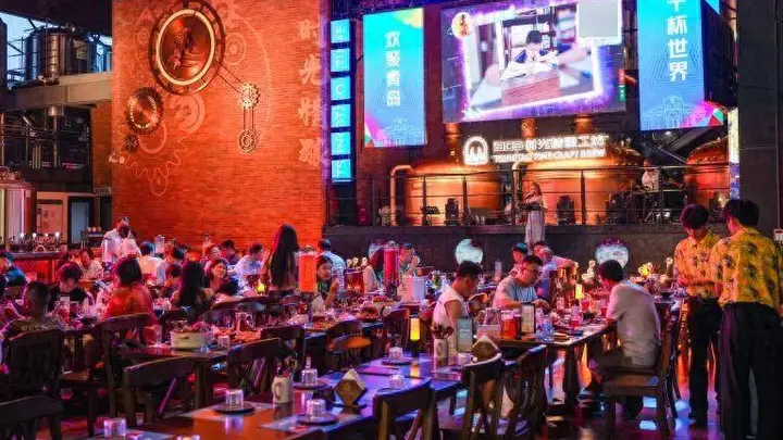 青岛金沙滩啤酒城集结300余种美味与鲜啤 沙滩市集音乐演出同步点燃夏日狂欢