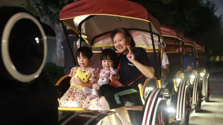 今夏黄浦推出近60项夜间活动，夜经济跨地域跨年龄客群齐聚展活力