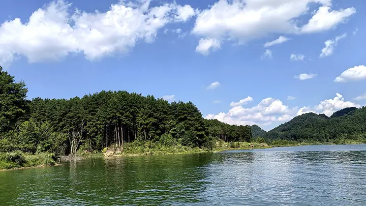 修文县香巴湖村:避暑季文艺篝火晚会答谢旅居客人