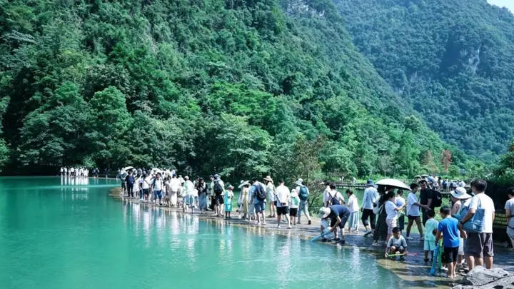 何方家国·贵州地名邀您“沐夏水”——荔波小七孔泼水季+水上音乐 解锁黔南州庆专属清凉福利
