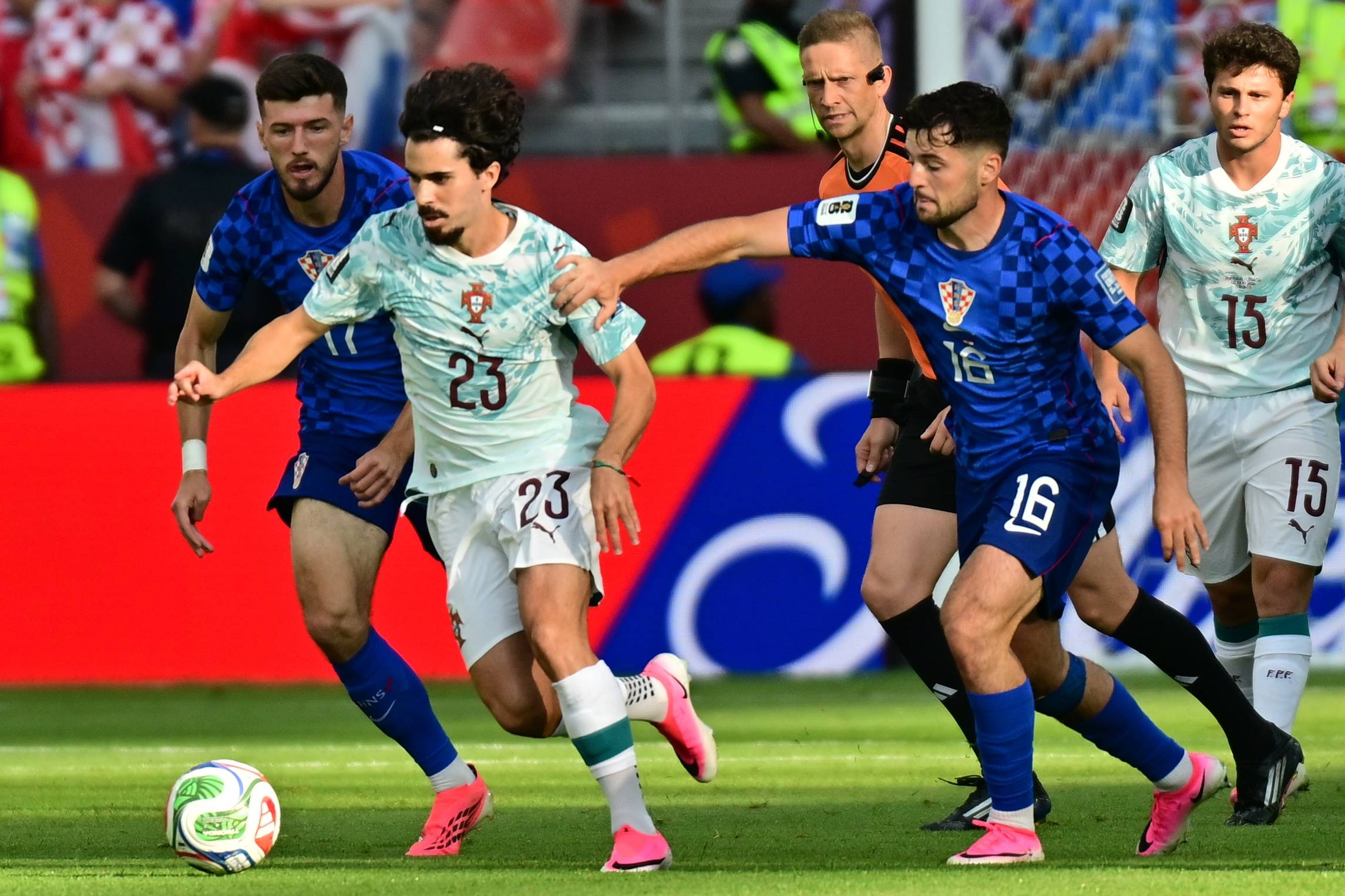 世界杯-莱奥B费造险迪亚斯染黄 半场葡萄牙0-0克罗地亚