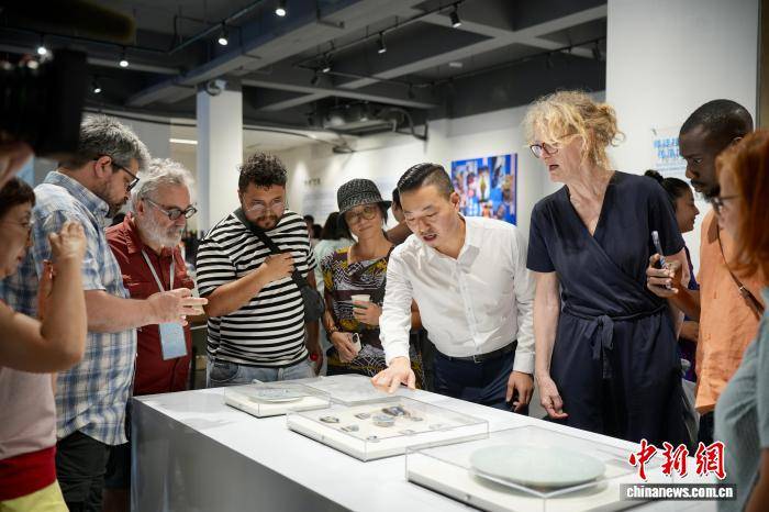 从“成为大师”到连接中外 青年“景漂”策展人的人生转身