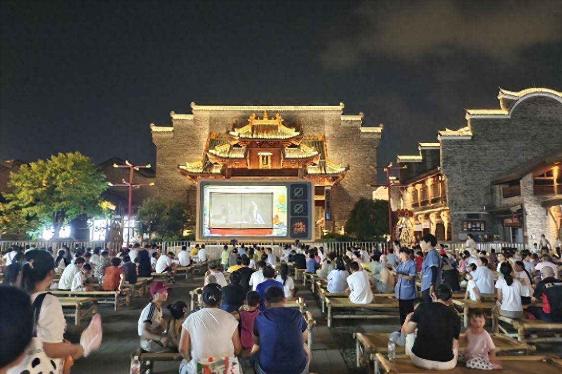 江城不止打卡景，三处露天舞台等你上场，用热爱对话知音