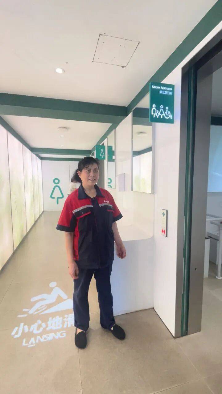 一景区保洁阿姨在厕所吃饭引热议，本人回应：怕小朋友滑倒，干脆就近吃，方便随时巡视