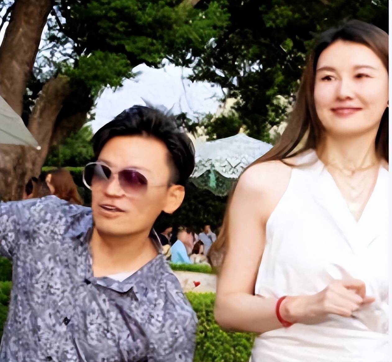 王宝强带女友冯清，在山东参加婚礼，看女友的眼神太暧昧了