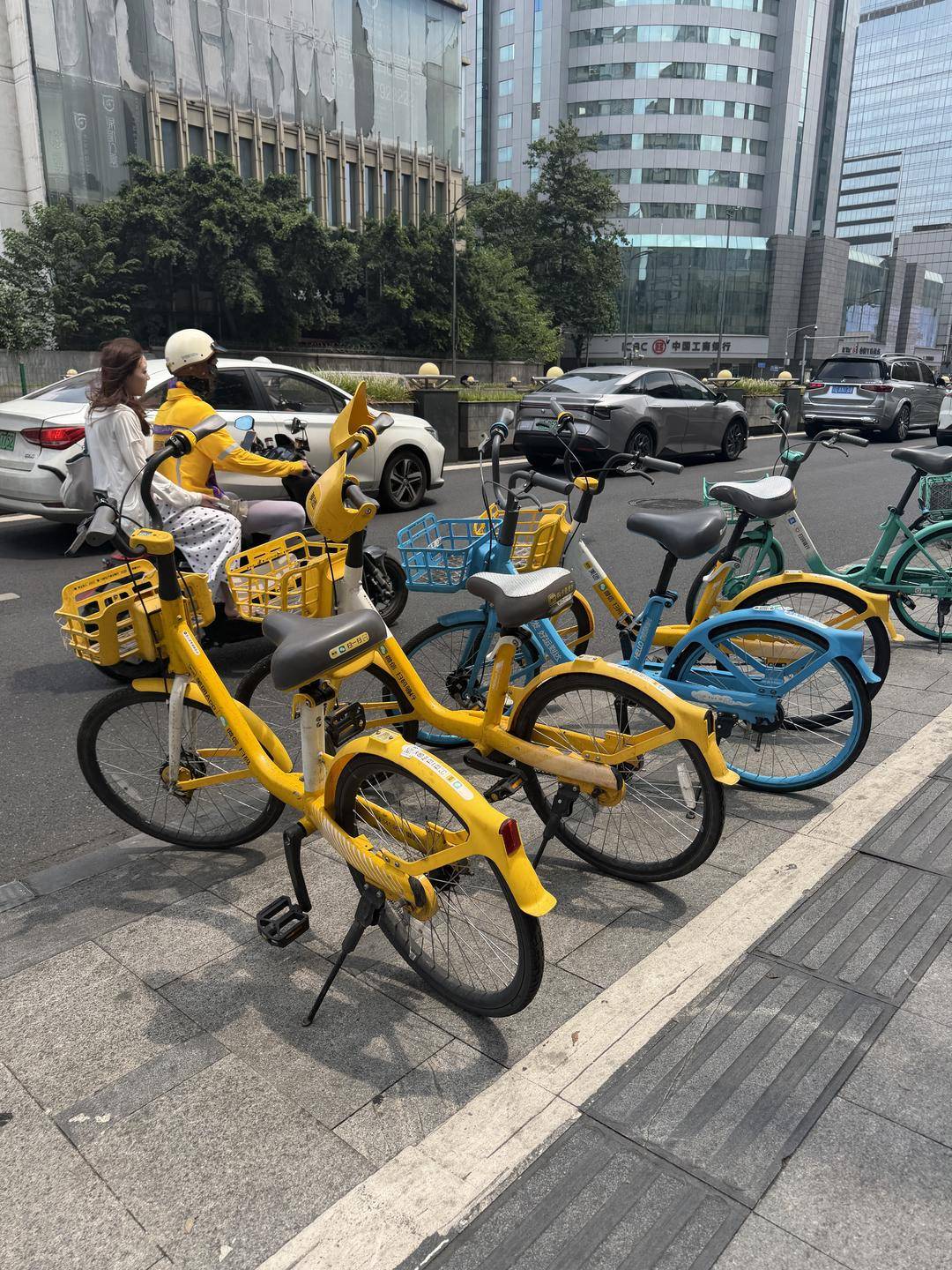 起步价逼近2元 共享单车集体涨价背后的商业逻辑是什么？｜封面深镜