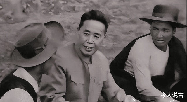 邓小平审阅军史影片，发现有一老部下的身影，当即指示：看了不舒服，去掉他