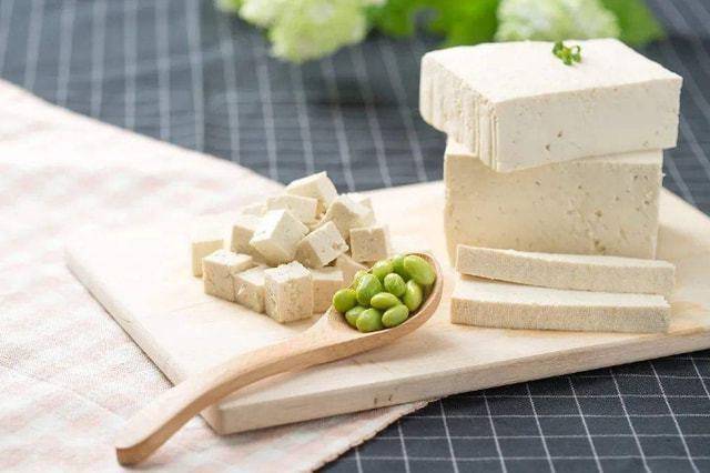 养胃有禁忌：豆腐要少吃，常吃这四种食物帮你告别胃痛困扰