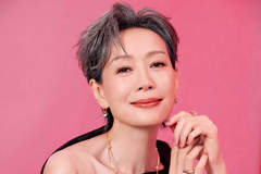 叶童穿黑色缎面斜肩长裙 神态从容成熟优雅韵味十足