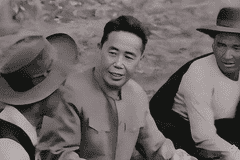 邓小平审阅军史影片,发现有一老部下的身影,当即指示:看了不舒服,去掉他