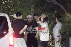 《流浪地球》主创聚餐 吴京全程兴奋与郭帆相拥道别
