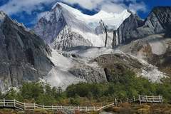 玛尼石滩:大地无声的祈愿之旅