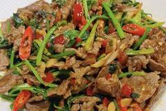 香辣香菜炒牛肉上桌！香菜控专属下饭硬菜，满屋飘香连炫三碗都不够