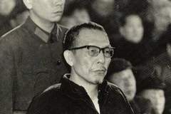 1976年10月6日晚张春桥被捕前 徐景贤托机要人员从沪送绝密文件抵京 里面藏着他婚姻往事的关键信息