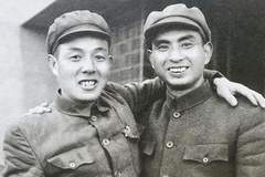 警察局长暗杀解放军司令员，正要动手时，发现对方是自己的弟弟