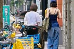 赵丽颖上海街头被偶遇！吊带+阔腿裤，背部线条抢镜，随性感爆棚！
