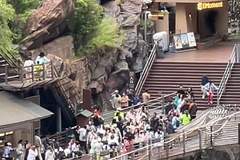 虎跳峡山体崩塌后工作人员快速疏散游客 无人员伤亡景区未受损 丽江虎跳峡景区及香格里拉虎跳峡景区均发布安全提示或临时闭园通知
