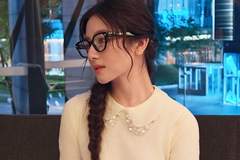 李兰迪单麻花辫配格子长裙亮相，灵动温婉尽显少女灵气