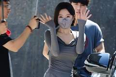 看了47岁秦岚的穿搭，我悟了：灰色不配亮色、白色，才更时髦高级