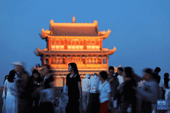 沉浸式夜游“点亮”嘉峪关关城文旅