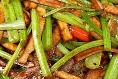 芹菜炒香干：这道家常小炒，炒对了比肉还香！