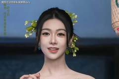 45岁薛凯琪还能做“少女”！穿中式豆绿色抹胸搭半身长裙，手拿团扇像25岁