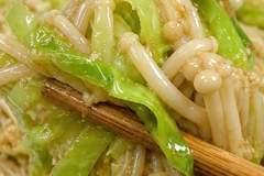 包菜拌金针菇：脆嫩爽口的低卡开胃神器，5分钟搞定夏日餐桌C位！