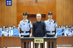 他才是恒大真正的主人，如今身价高达520亿，娶了小自己21岁的明星羡煞了旁人