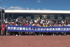 【文化旅游】台湾游客搭乘“伊春号”专列 观光汤旺河林海奇石景区