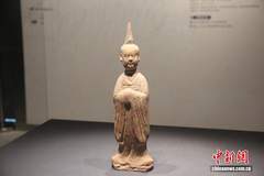 陕西一唐墓发现多件罕见陶俑