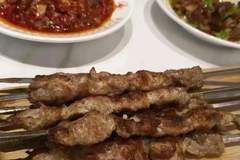 乌鲁木齐最热门的网红拌面馆，这里用餐每天都得排队，很多人称它为拌面天花板