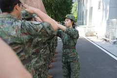 上等兵退役后，来自安徽的吴诗雅被授予中士军衔！