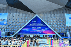 WAIC展会成AI求职新阵地 年轻人扎堆“地摊式求职”获直接面试机会