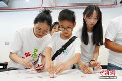 “妈妈的故乡”夏令营在长沙开营 华裔青少年亲手篆刻品汉字底蕴