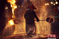 四川会理：火壶表演“点亮”火把节夏夜