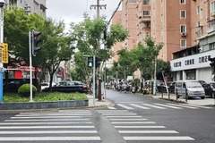 路口绿化带挤占人行道，如何还路于民？
