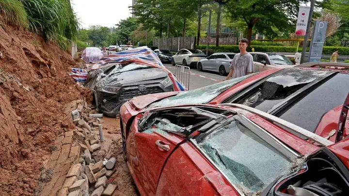 暴雨期间,深圳一园区围墙倒塌砸中多辆车,无人伤亡!最新消息