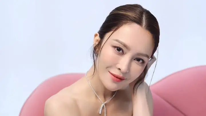 TVB女星戏假情真惊爆恋情？晒宠物误泄秘疑同居，二人暧昧互动有迹可循