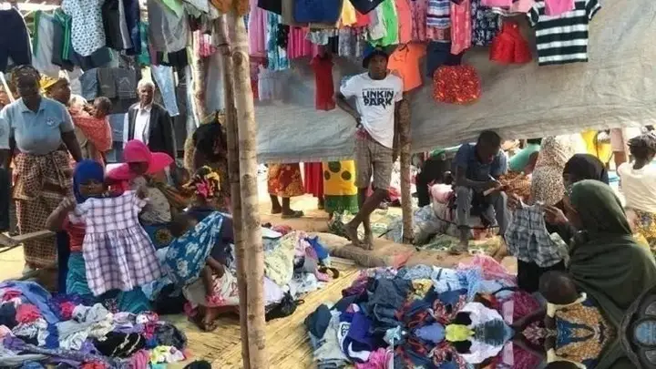 中国人捐赠的旧衣服,送到非洲后成啥样了,看完你还会捐吗?