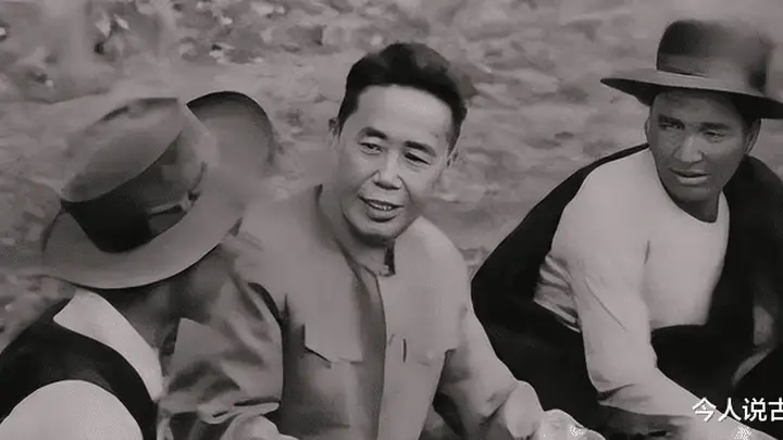 邓小平审阅军史影片,发现有一老部下的身影,当即指示:看了不舒服,去掉他