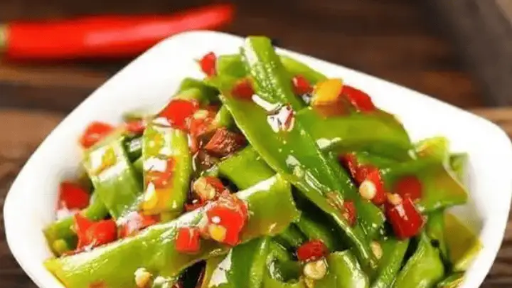 这盘拌贡菜,清脆爽口嘎嘣脆,吃一口就停不下来