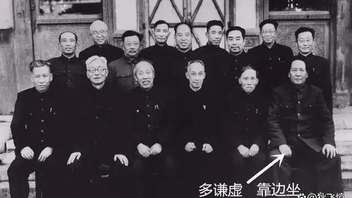 伟人罕见合影：毛泽东、刘少奇只能靠边坐，周恩来只好站后排