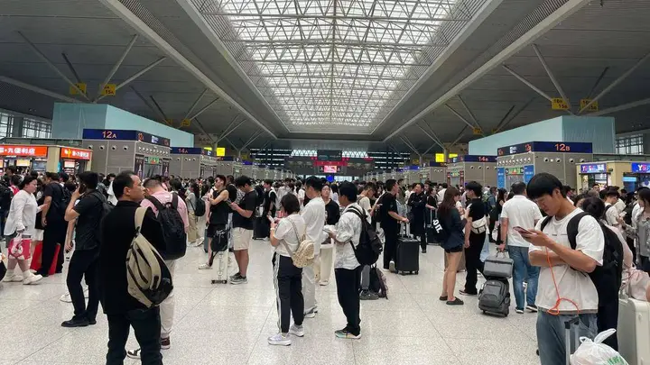 旅客吐槽郑州东站候车大厅似“蒸桑拿”，铁路郑州站致歉