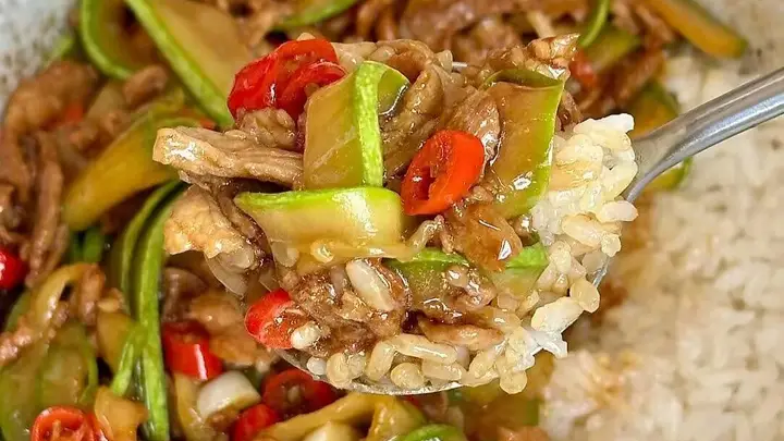 西葫芦炒肉片:十分钟快手菜,嫩滑入味超下饭
