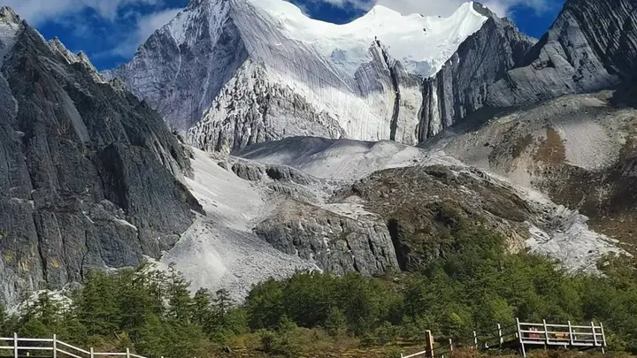玛尼石滩:大地无声的祈愿之旅