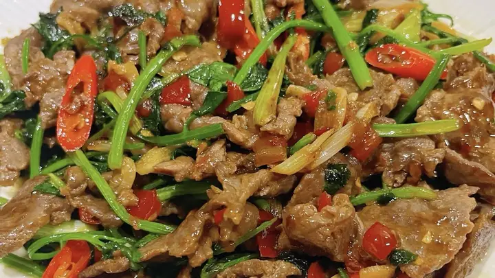 香辣香菜炒牛肉上桌！香菜控专属下饭硬菜，满屋飘香连炫三碗都不够